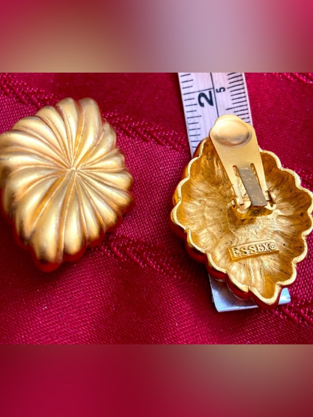 Vintage 80s RARE “ESSEX” Gold Tone Clip On Earrings